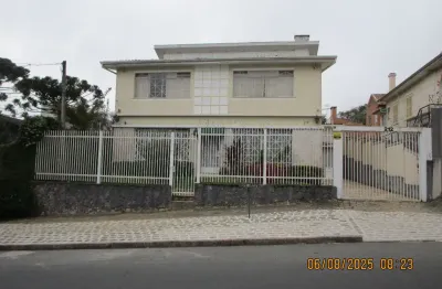 Excelente casa com aptidão para comércio, proxima a hospital, clinicas, mercado, restaurantes, bancos, etc.