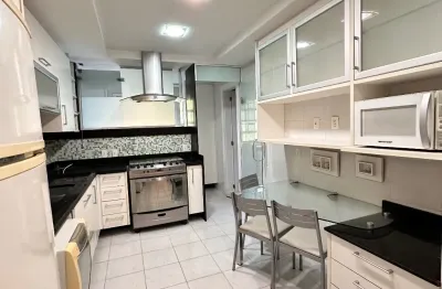 Belíssima cobertura com 4 quartos, bem pertinho do coração de itaipava