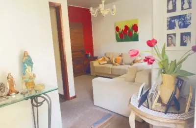 Excelente casa, ensolarada, com jardim e árvores frutíferas.