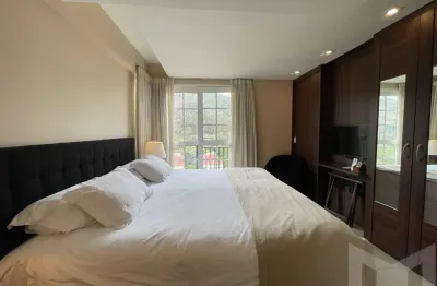 Lindo apartamento mobiliado com duas suítes, no coração de itaipava e próximo de todo comércio local.