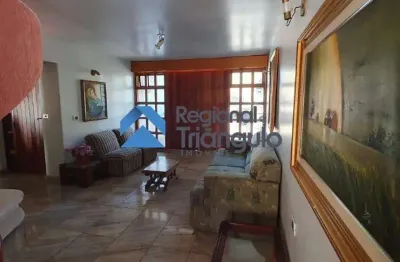 Casa com 4 quartos para alugar no Jardim Alexandre Campos, Uberaba 