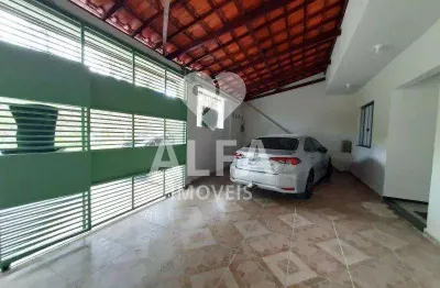 Casa espaçosa de 3 dormitórios, suíte com varanda e duas vagas de garagem, localizada no bairro caiçaras em barbacena