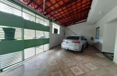 Casa espaçosa de 3 dormitórios, suíte com varanda e duas vagas de garagem, localizada no bairro caiçaras em barbacena