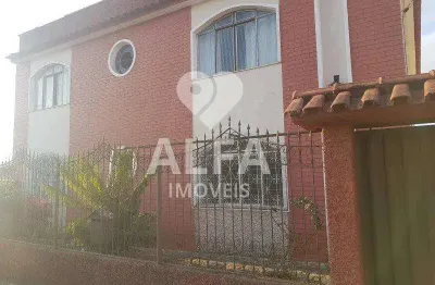 Confortável apartamento de três quartos com suíte e garagem para um carro