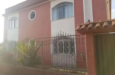 Confortável apartamento de três quartos com suíte e garagem para um carro