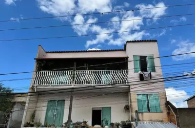 Cobertura com potencial para terraço – 2 quartos, sacada e excelente localização!