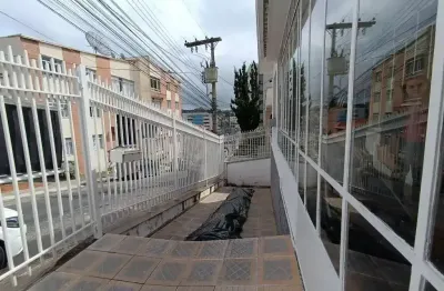 Casa com excelente localização no centro de barbacena. ideal para clínicas ou residencial