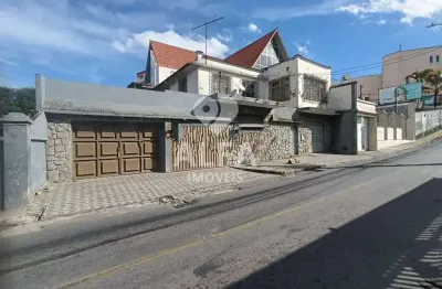 Casa ampla com 3 quartos, suíte com banheira e terraço no centro – 2 vagas de garagem