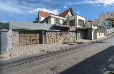 Casa ampla com 3 quartos, suíte com banheira e terraço no centro – 2 vagas de garagem