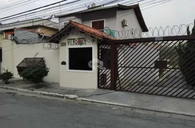 Casa de condomínio com 3 quartos e 3 banheiros à venda.