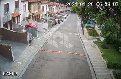 Sobrado no horto florestal com 2 dormitórios e 1 vaga de garagem