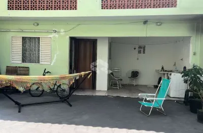 Sobrado à venda com 3 dormitórios, quintal amplo e edícula - espaço, conforto e localização tranquila