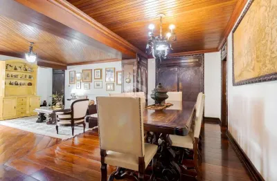 Apartamento à venda no Edifício Santa Cristina - 275 m², 4 dormitórios (2 suítes), elevador privativo e 3 vagas em Higienópolis