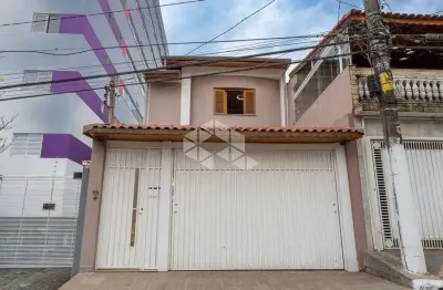 Sobrado à venda com 3 quartos, suíte e área gourmet - conforto e segurança para sua família!