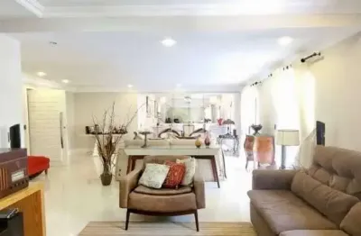 Apartamento à venda em Higienópolis com 3 suítes e 3 vagas de garagem.