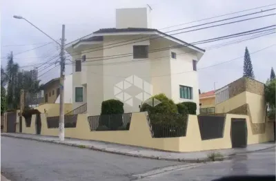 Sobrado no jardim frança com 5 dormitórios e 6 vagas de garagem.