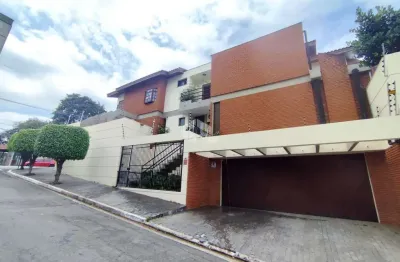 Sobrado no barro branco com 3 suítes e 6 vagas de garagem.