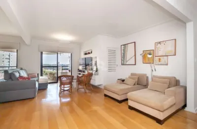 Apartamento na Vila Madalena com 3 dormitórios sendo 2 suítes e 4 vagas de garagem.