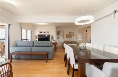 Vende-se Apartamento na Vila Madalena com 3 dormitórios sendo 2 suítes e 4 vagas de garagem.