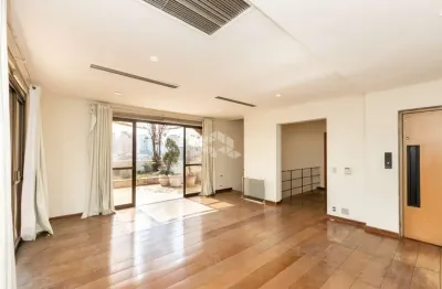 Vende-se Apartamento em Higienópolis, com 3 suítes e 4 vagas de garagem.
