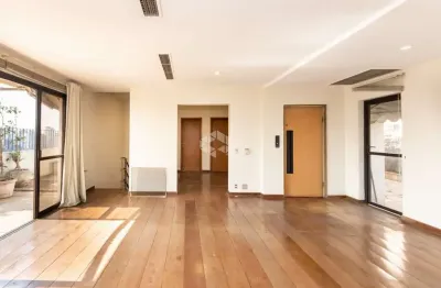 Apartamento em higienópolis, com 3 suítes e 4 vagas de garagem.
