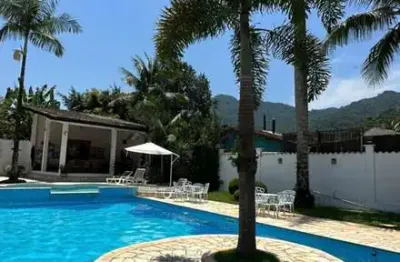 Belíssima casa em condomínio fechado com 6 dorms sendo 5 suítes com uma ilha na piscina