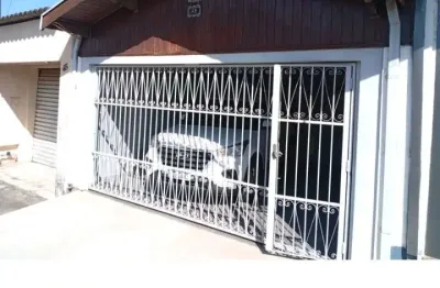 Casa com dois quartos, garagem para dois carros na vila industrial em piracicaba