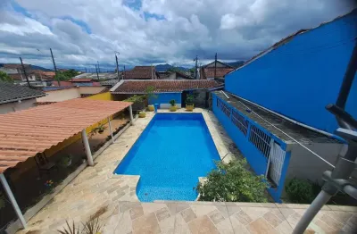 Casa com piscina em mongagua, excelente para moradia e temporada, com churrasqueira, piscina com cascata,e em uma cidade em expansao.