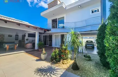 Sobrado de alto padrão, localizado no centro de balneário piçarras