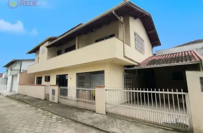 Excelente sobrado a 125 metros da praia no centro de navegantes!!