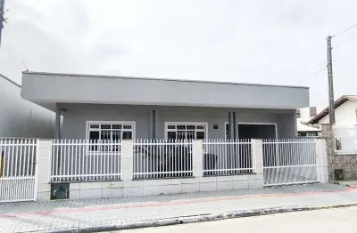 Excelente imóvel no centro de navegantes com 05 dormitórios sendo 01 suíte!!