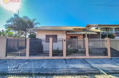 Casa averbada com piscina, no centro de barra velha e o melhor mobiliada com moveis planejados em todos os ambientes