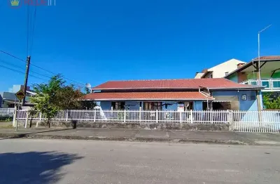 Excelente casa de esquina com amplo terreno medindo 342,00m² total