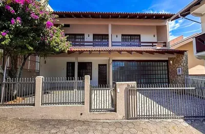 Excelente sobrado averbado no centro de barra velha com 269,92 m² privativos!!