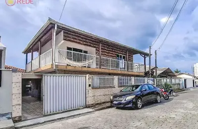 Sobrado averbado com 04 dormitórios no centro de navegantes.