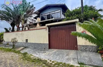 Sobrado no centro de barra velha com 03 dormitórios sendo 01 suíte