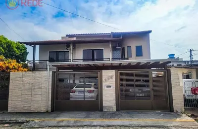 Sobrado versátil para venda com ótimo potencial para gerar renda, com sala comercial.