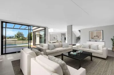 Casa em condomínio com 499 m² com 4 suítes à venda!