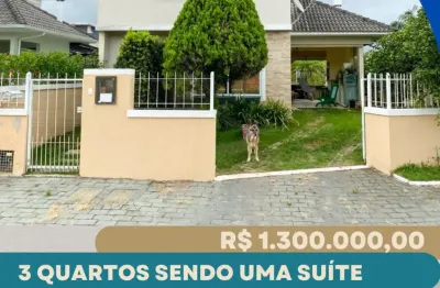 Linda casa residencial em terreno de 358 metros quadrados - campeche -3 quartos sendo uma suíte.