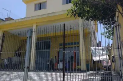 Assobradada com 4 moradias salão comercial, salão eventos 8 vagas