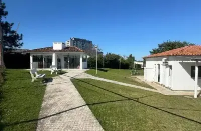 Casa de 2 dormitórios a venda em pelotas com pátio na região do quartier