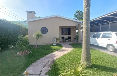 Maravilhosa casa à venda na avenida narciso silva - capão do leão, com excelente  área de lazer com piscina e amplo pátio