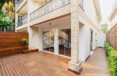 Casa com 300m2 em condominio proximo aos colegios visconde de porto seguro  e santo americoe