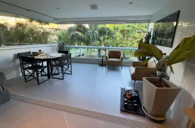 Apartamento sofisticado na barra, 1 quadra da praia!