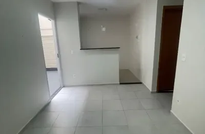 Apartamento com dois Garden (quintal), dois quartos. Localização privilegiada.