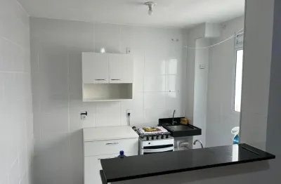 Apartamento para locação de 2 quartos, com armário na cozinha e guarda roupa.
