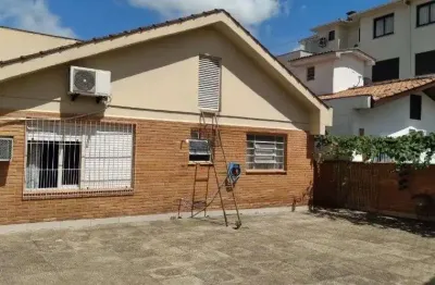 Casa com pátio e 3 dormitórios no bairro jardim itu.