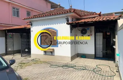 Casa com quintal e garagem, frente de rua, única no terreno.