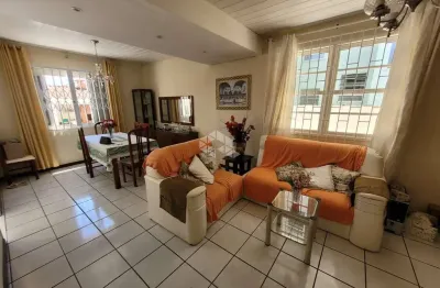 Casa à venda em capoeiras, florianópolis - 3 quartos, edícula e excelente localização