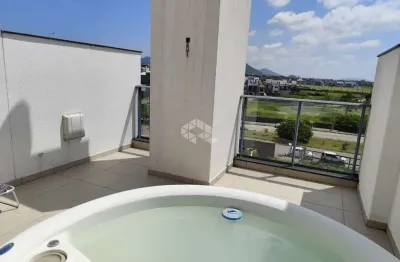 Apartamento duplex com 2 dormitórios, 1 suíte a 300 metros da praia do campeche